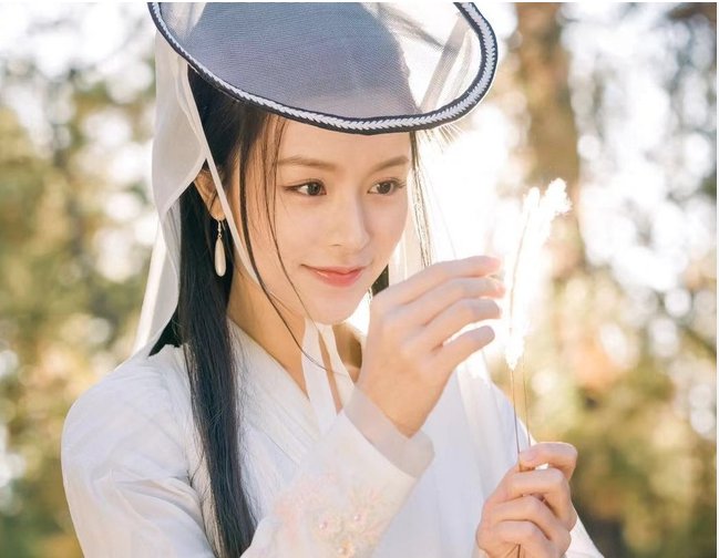 Vương Ngữ Yên được ví như “thần tiên tỷ tỷ” bởi vẻ đẹp tuyệt trần. Nàng không giỏi võ công nhưng lại thuộc lòng kinh sách võ học, có thể nhận ra chiêu thức và cách phá giải của nhiều môn phái. Vương Ngữ Yên dành tình cảm cho Mộ Dung Phục nhưng không được đáp lại. Trong khi đó, Đoàn Dự yêu nàng ngay từ lần đầu gặp gỡ. Cuộc đời nàng vì thế gắn với một mối tình đơn phương kéo dài nhiều năm.