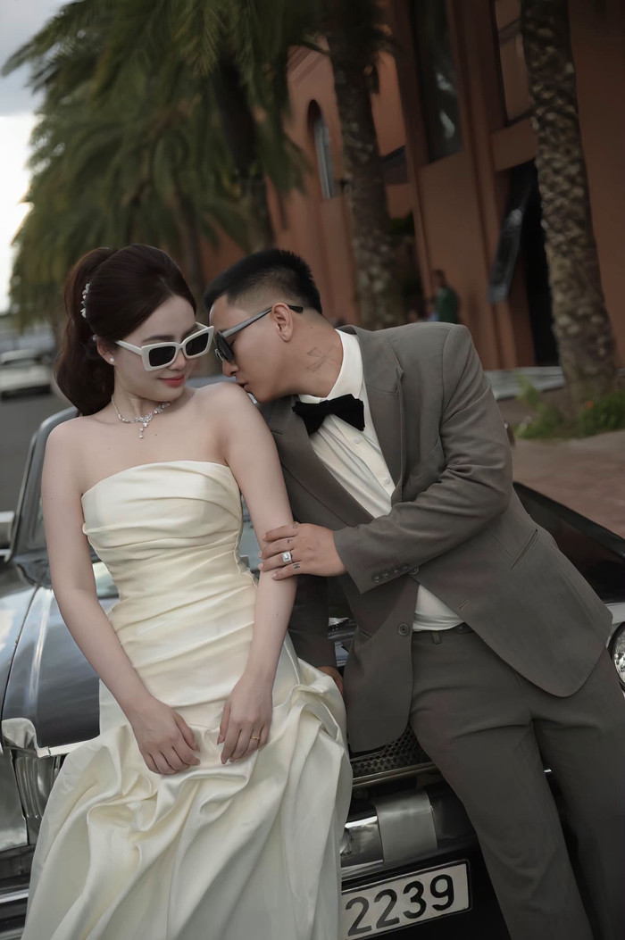 Hoài Lâm tình tứ hôn Ngọc Trinh khi chụp ảnh cưới.
