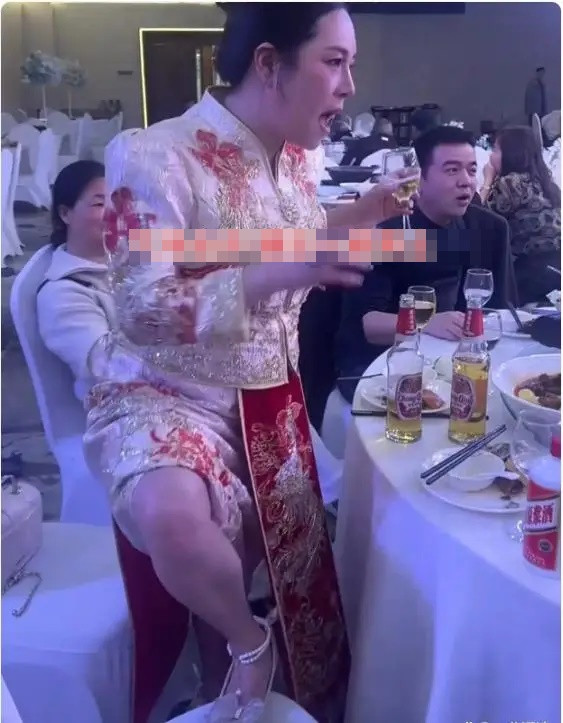Cô dâu 38 tuổi có hành động gây sốc tại đám cưới, khách mời ngán ngẩm Ảnh 3