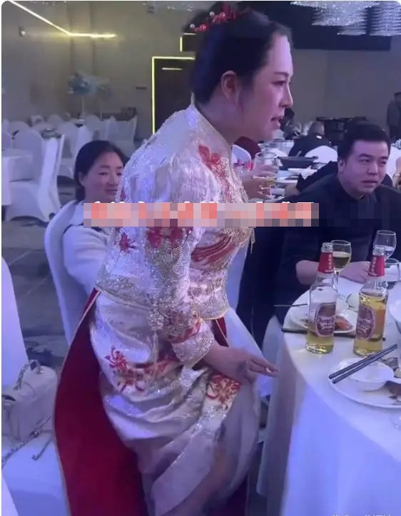 Cô dâu 38 tuổi có hành động gây sốc tại đám cưới, khách mời ngán ngẩm Ảnh 2