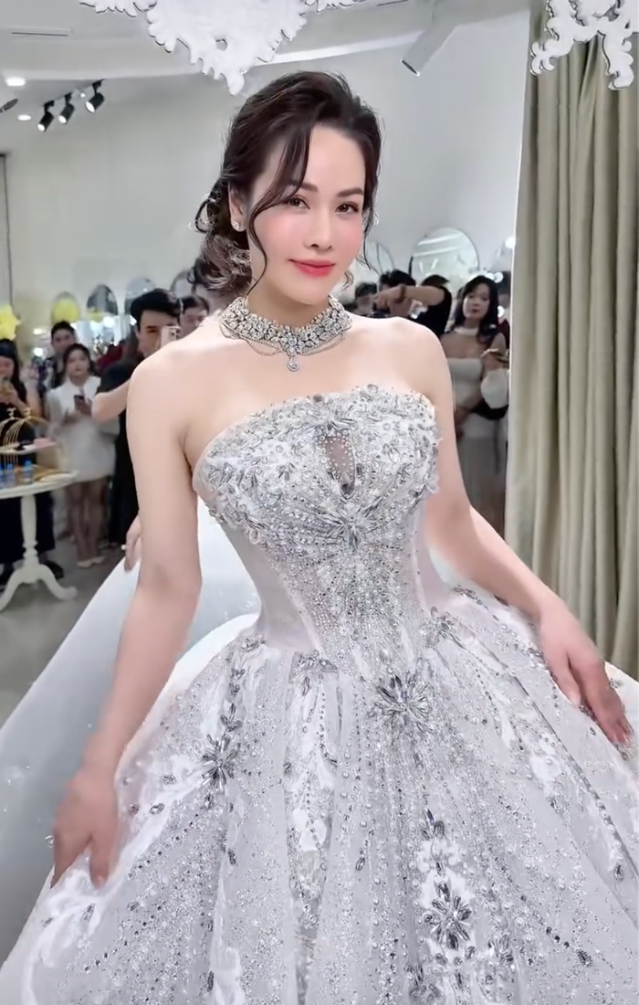 Nhật Kim Anh hạnh phúc diện váy cưới.