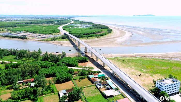 Cầu Lạch Vạn được xây dựng với 17 nhịp (3 nhịp đúc hẫng cân bằng và 14 nhịp dầm Super T), dài 755m, là một trong những cây cầu hoàn thành sớm nhất trên tuyến. Ảnh: Xuân Hoàng/báo Nghệ An