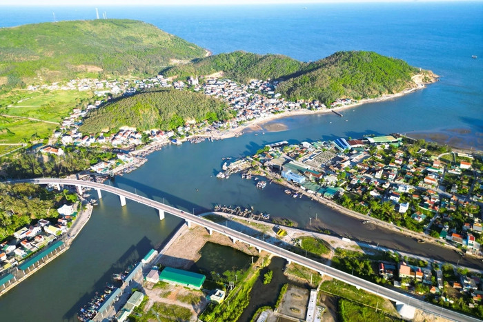 Cầu Lạch Quèn bắc qua sông Mai Giang, đoạn cuối cùng của hạ lưu sông Mai Giang trước khi đổ ra cửa biển Lạch Quèn (xã Quỳnh Phú, tỉnh Nghệ An). Ảnh: Xuân Tiến/TTXVN