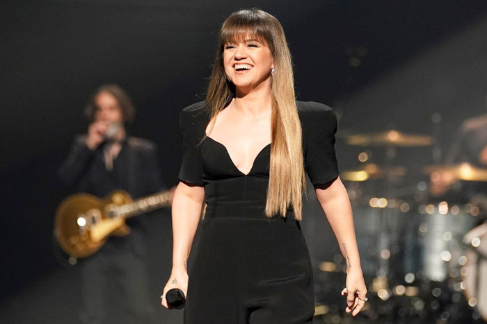 Kelly Clarkson: 'Không nên để AI cạnh tranh với con người' Ảnh 5
