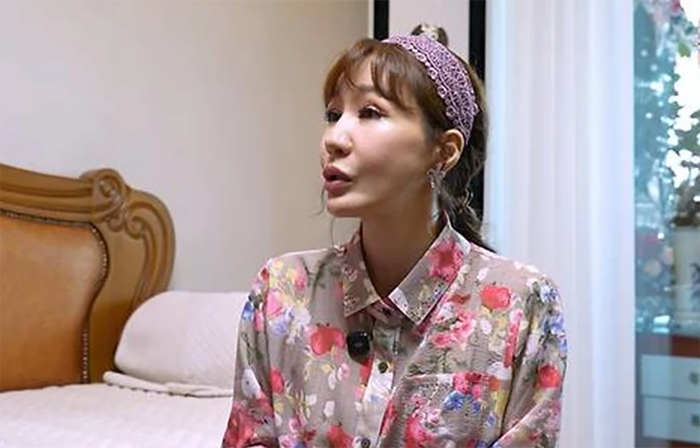 Ca sĩ Kim Hye Yeon mới đây tiết lộ từng gặp biến chứng nghiêm trọng sau ca phẫu thuật chỉnh sửa mũi cách đây khoảng 2 năm.&nbsp;