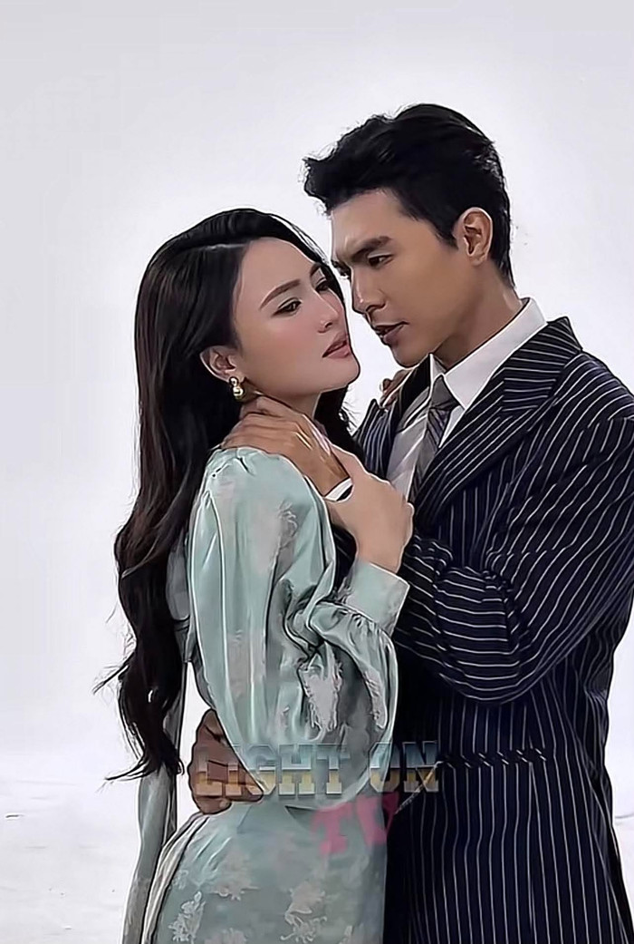 Khoảnh khắc Ninh Dương Lan Ngọc công khai thân thiết bên Steven Nguyễn khi chụp ảnh nhanh chóng thu hút sự quan tâm từ khán giả. (Ảnh chụp màn hình từ TikTok Light On TV)
