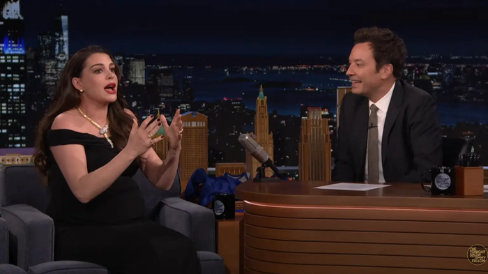 Anne Hathaway xuất hiện trong chương trình The Tonight Show Starring Jimmy Fallon.