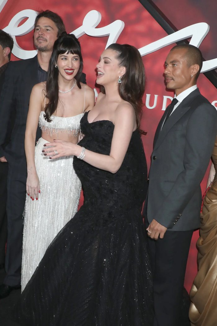 Anne Hathaway xin lỗi vì khoảnh khắc 'gây ác mộng' trên thảm đỏ Ảnh 2