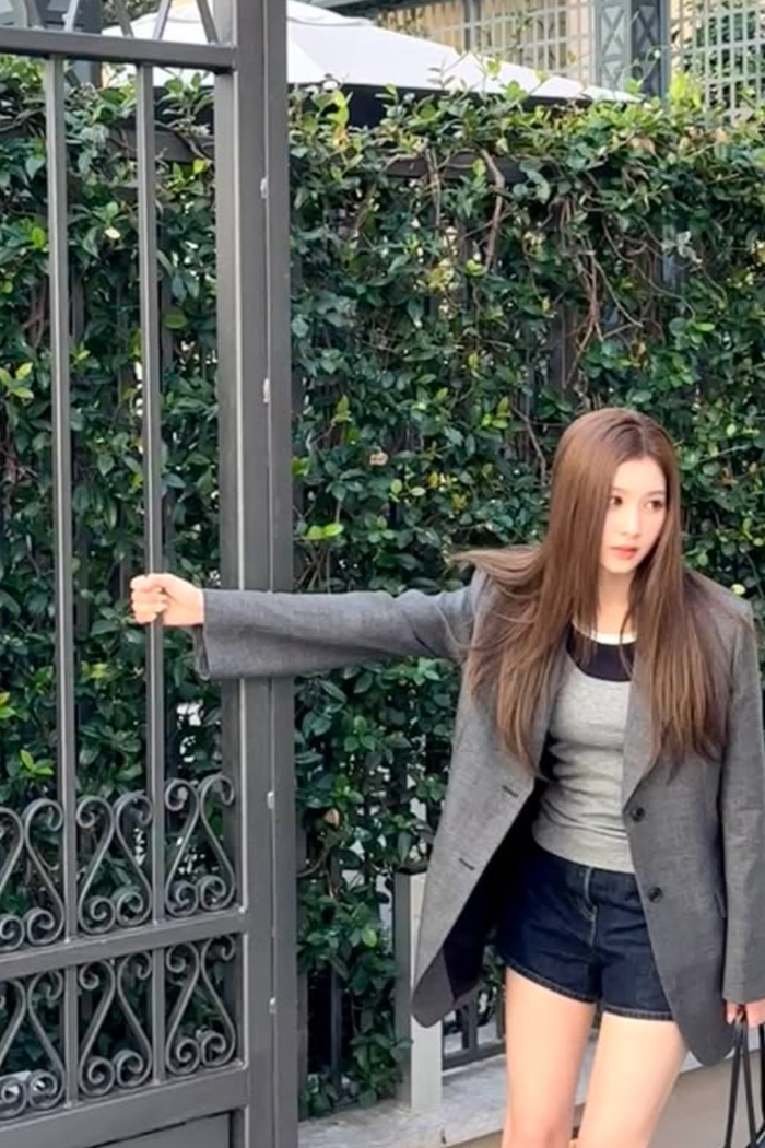 Sana (TWICE) khiến người hâm mộ quốc tế chú ý khi khoe vóc dáng mảnh mai đến khó tin trong loạt ảnh chụp tại Milan, Italy.
