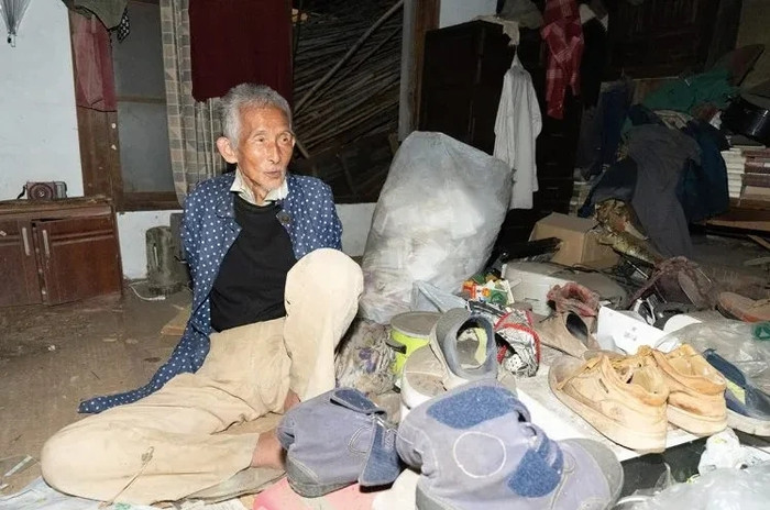 Ông Maeda Yoshihisa (78 tuổi)&nbsp; sống trong căn nhà cũ, bừa bộn nhưng ít ai biết rằng ông đang sở hữu khu đất trị giá gần 50 tỷ đồng. Ảnh: New-postseven