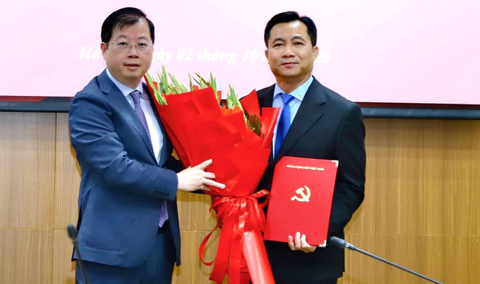 Tổng giám đốc Đài Truyền hình Việt Nam trao quyết định cho đạo diễn Đỗ Thanh Hải sáng 2/10. Ảnh: VTV