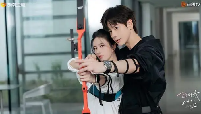 Phi Đáo Ngã Tâm Thượng thuộc dòng phim tình cảm nhẹ nhàng, lấy ngành hàng không làm bối cảnh chính. Ngụy Triết Minh và Lưu Tư Ninh đảm nhận hai vai chính. Ảnh: Mango TV