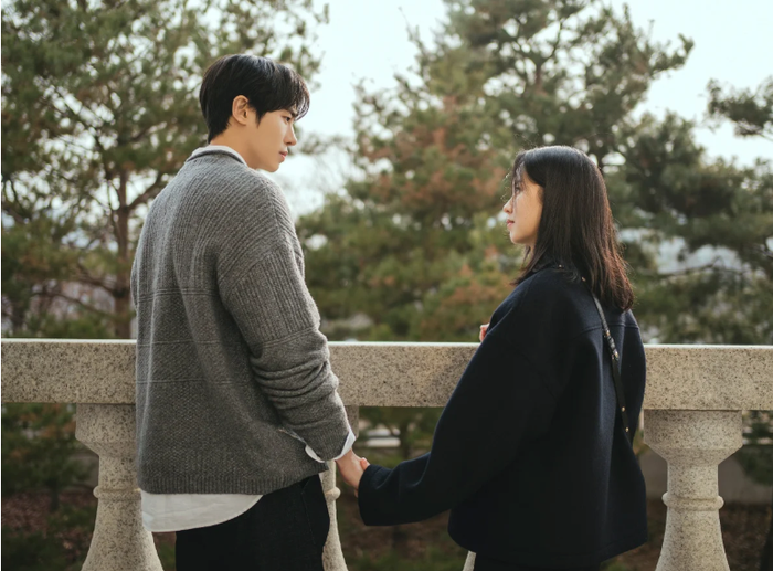 Love Doctor lên sóng ngày 5/10, xoay quanh câu chuyện tình yêu tuổi trẻ của Park Min Jae và Lim Yoo Jin, do Kim So Hyun và Choo Young Woo đảm nhận.