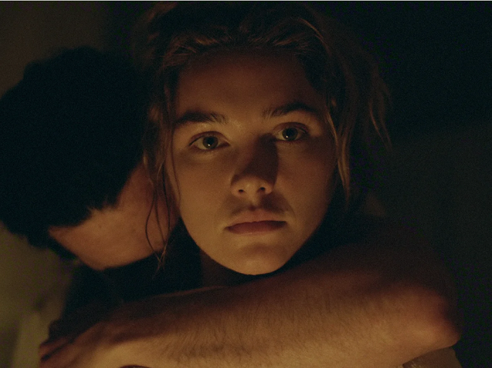Eden: East mang đến góc nhìn mới về tác phẩm kinh điển của John Steinbeck, xoay quanh gia đình Trask qua nhiều thế hệ. Đặc biệt, phim tập trung khai thác Cathy Ames - nhân vật phản diện để lại nhiều dấu ấn trong nguyên tác, do Florence Pugh đảm nhận. Câu chuyện đan xen giữa Cathy và hai gia đình Trask, Hamilton khi họ cùng sinh sống tại thung lũng Salinas, California. Những mối quan hệ, lựa chọn và biến động kéo dài qua nhiều thế hệ tạo nên câu chuyện đầy kịch tính.