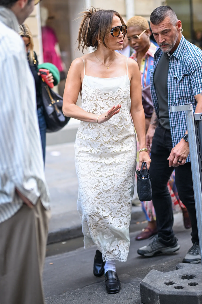 Jennifer Lopez nhắc nhở 'cánh săn ảnh' tại Paris Fashion Week Ảnh 1