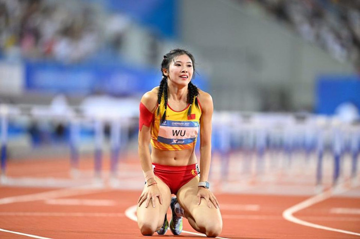 “Wu Yanni giành huy chương bạc nội dung 100m vượt rào tại Đại hội Thể thao Sinh viên Thế giới ở Thành Đô. (Ảnh tư liệu: Tân Hoa Xã)”