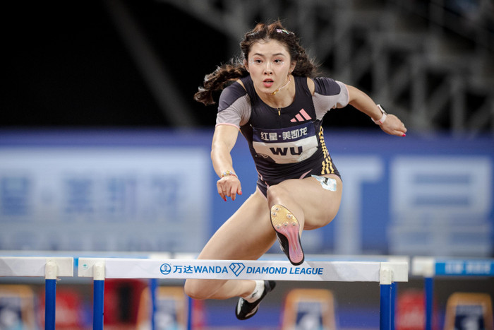 VĐV điền kinh Trung Quốc Wu Yanni tham gia thi đấu nội dung 100m vượt rào nữ tại chặng Xiamen của Wanda Diamond League 2024, diễn ra tại Hạ Môn, tỉnh Phúc Kiến, đông nam Trung Quốc, hồi tháng 4. 20/4/2024. Ảnh: AP/Newsis.