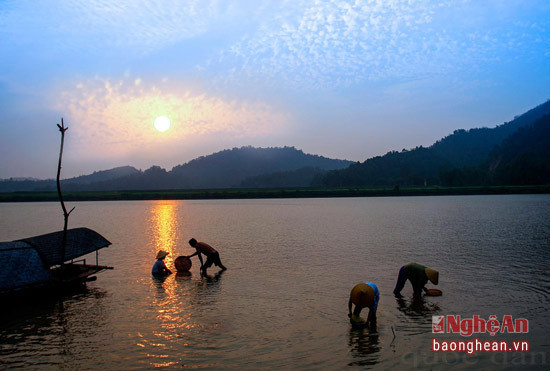 Cuộc sống mưu sinh của người dân trên sông Lam. Ảnh: báo Nghệ An