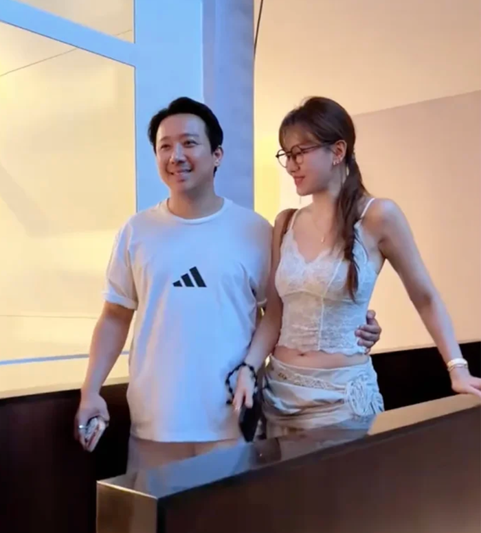 Hari Won lên phim trường thăm Trấn Thành.