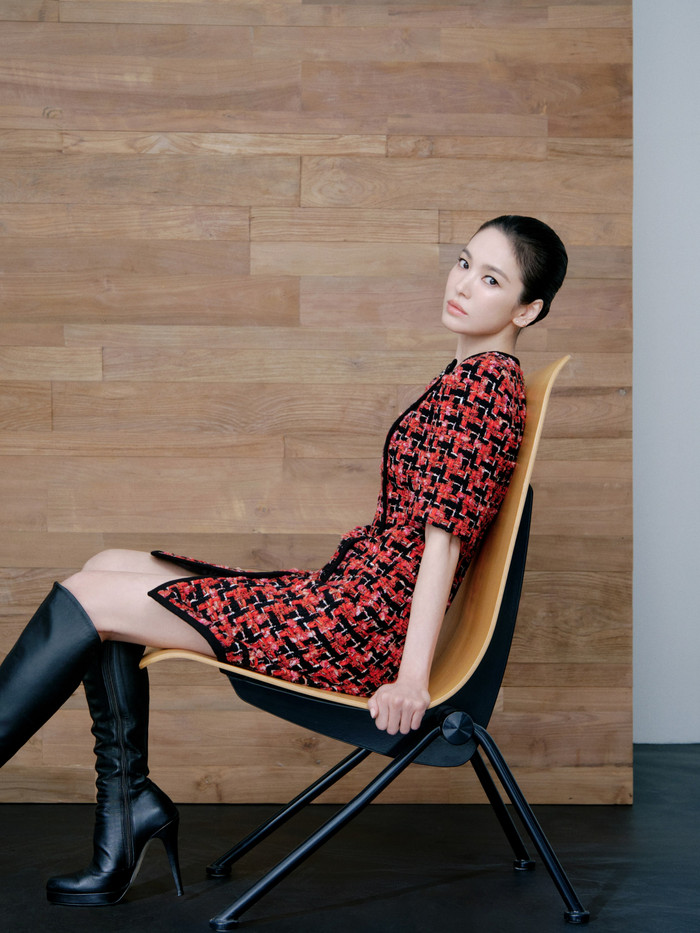 Song Hye Kyo trẻ trung, thời thượng ở tuổi 44.