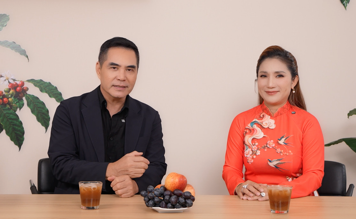 &nbsp;Hai nghệ sĩ duy trì sự tương tác tự nhiên, thoải mái khi cùng dẫn dắt Thật & Giả. Ảnh: Chụp màn hình