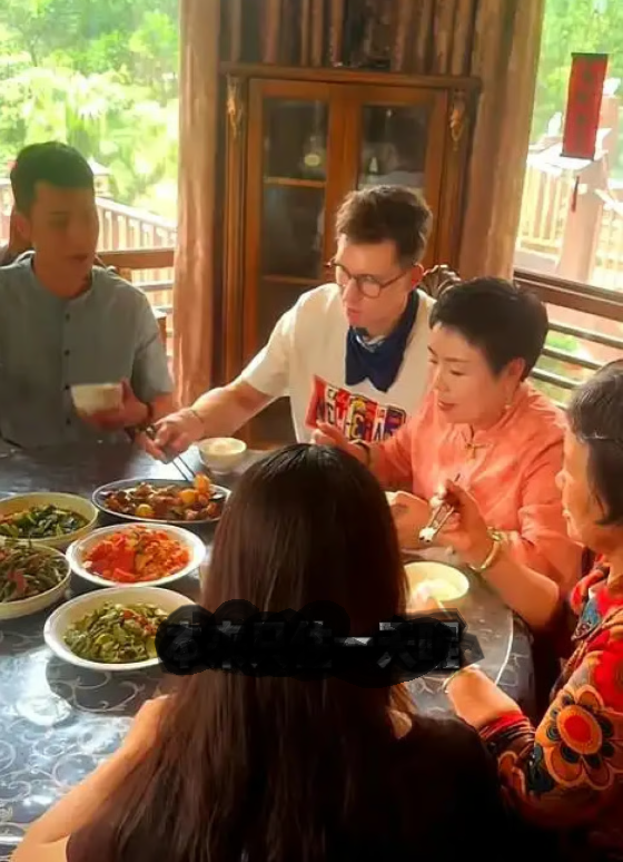 Cặp đôi đã cùng nhau đi du lịch nhiều nơi ở Trung Quốc và thưởng thức các món ăn Quảng Đông. Chị Xin cho biết bà mong muốn tiếp tục giới thiệu thêm những nét văn hóa truyền thống của Trung Quốc cho Defu trong thời gian tới. Ảnh: Douyin.