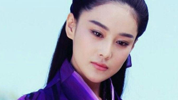 Đằng sau dung mạo sắc sảo là một cao thủ lạnh lùng với những tuyệt kỹ khiến giang hồ khiếp sợ.
