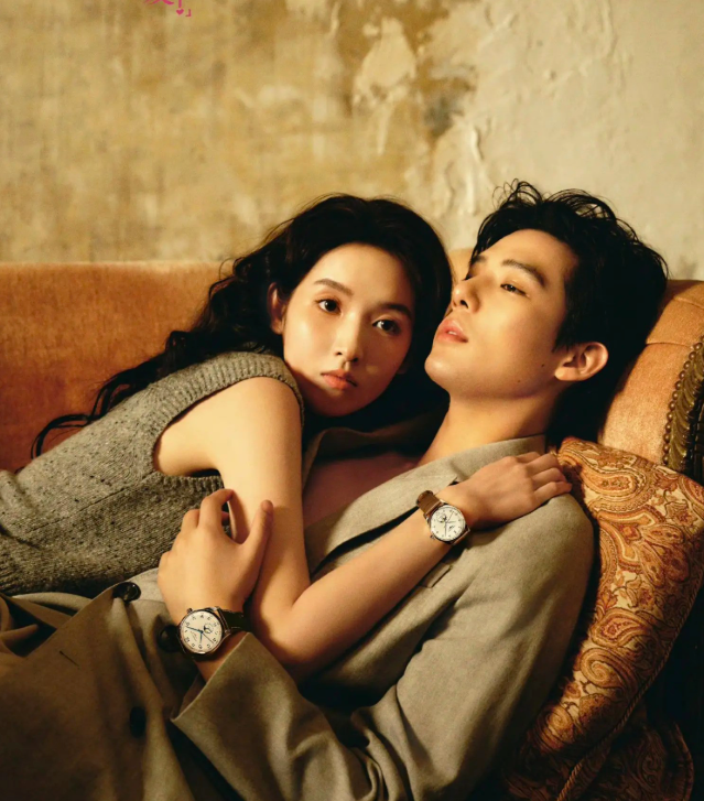 Vương An Vũ và Vương Ngọc Văn đảm nhận hai nhân vật chính trong câu chuyện tình yêu kéo dài qua nhiều năm. Phim không lựa chọn cách lý tưởng hóa tình cảm mà đặt nhân vật trước những quyết định khó khăn giữa tình yêu, sự nghiệp và lựa chọn cá nhân. Cuộc gặp lại sau nhiều năm của Chu Thủy và Đại Cát để lại dư vị nhiều suy ngẫm hơn là một kết thúc ngọt ngào đơn thuần, cho thấy không phải tình yêu nào cũng có thể quay về như thuở ban đầu.