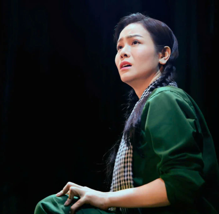 Nhật Kim Anh biểu diễn trong vở kịch Cuốn Truyện Bị Đốt.