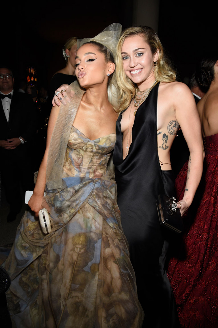 Ariana Grande san bằng kỷ lục của Miley Cyrus Ảnh 2