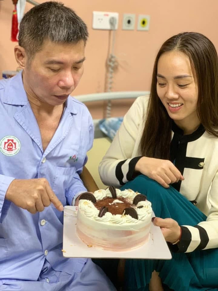 Hình ảnh NSND Công Lý và vợ Ngọc Hà trong bệnh viện 5 năm trước.