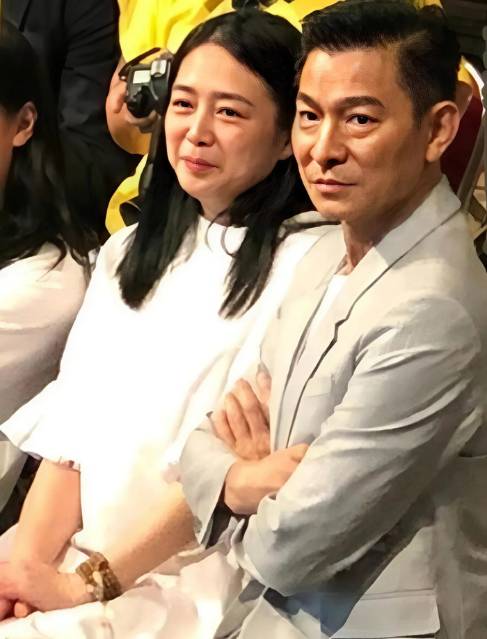 Lưu Đức Hoa và vợ. (Ảnh từ Sohu)