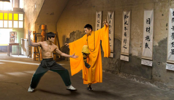 Cảnh trong phim 'Birth of the Dragon' năm 2017 tái hiện cuộc đấu giữa Lý Tiểu Long và Hoàng Trạch Dân.