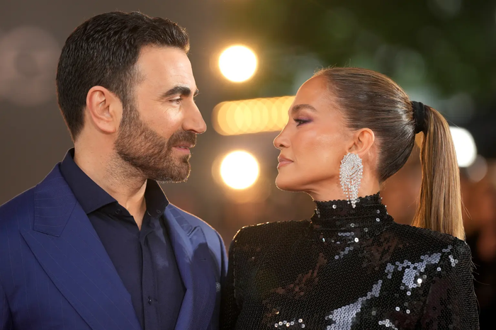 Jennifer Lopez và Brett Goldstein được cho là đã phát triển mối quan hệ tình cảm.
