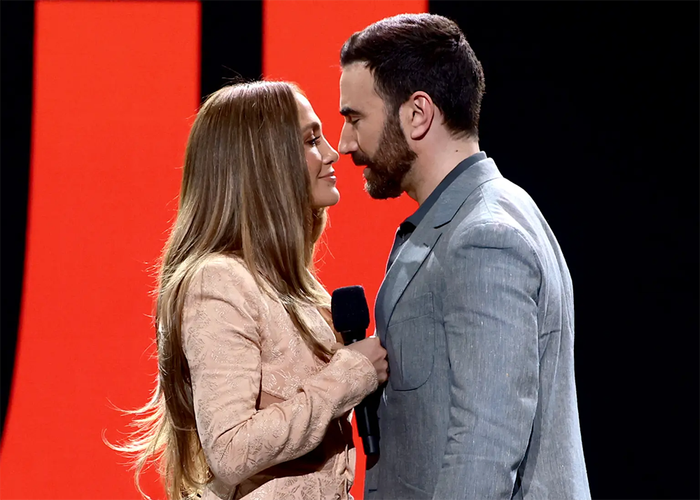 Tin đồn tình cảm giữa Jennifer Lopez và Brett Goldstein đã xuất hiện từ nhiều tháng trước.