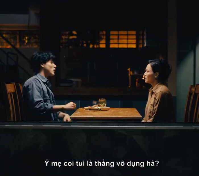 Cuộc sống của hai mẹ con bị đẩy vào tình cảnh nguy hiểm khi Hiếu vướng vào những khoản nợ chồng chất.