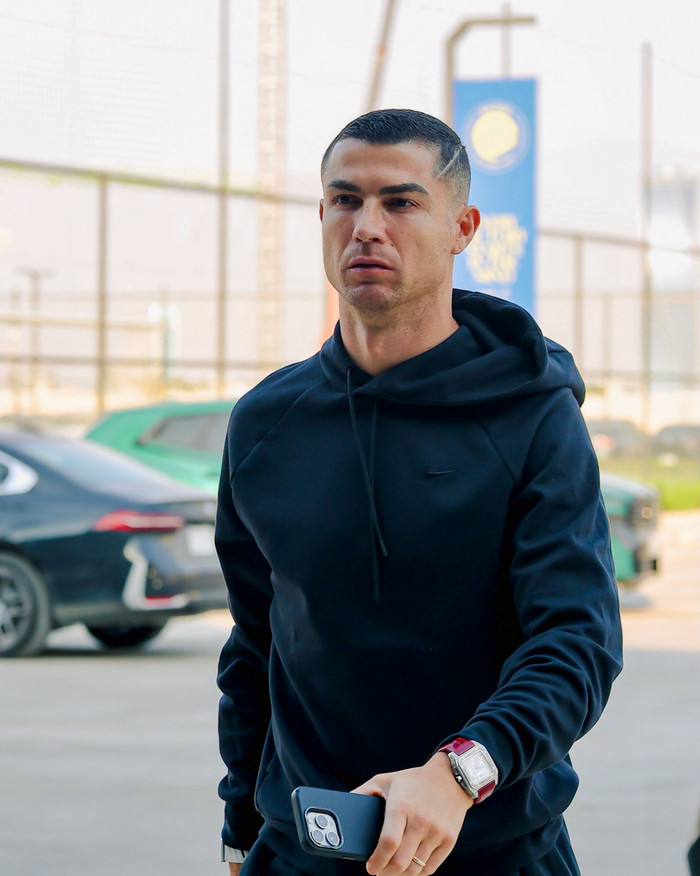 Không thể có bất kỳ quy định áp đặt nào đối với Cristiano Ronaldo, dù là về việc đá chính hay ngồi dự bị. Quyền quyết định nằm trong tay Jorge Jesus. Ảnh: Facebook Cristiano Ronaldo