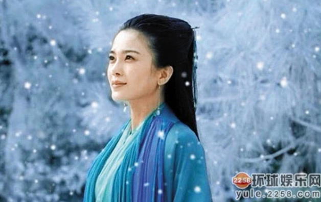 Trình Anh cũng đem lòng yêu Dương Quá nhưng lựa chọn âm thầm chôn giấu tình cảm khi biết trái tim chàng đã thuộc về Tiểu Long Nữ.