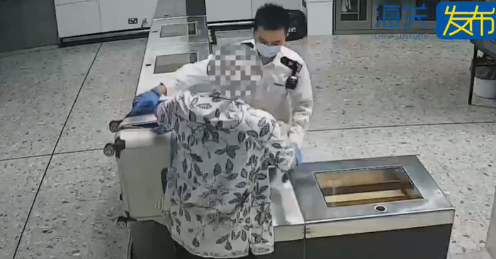 Người đàn ông kéo vali qua cửa khẩu, hải quan kiểm tra thì phát hiện thứ gây choáng bên trong Ảnh 3
