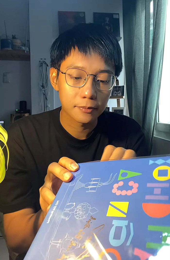 Bảo Định bày tỏ niềm vui khi nhận quà từ Phương Mỹ Chi.