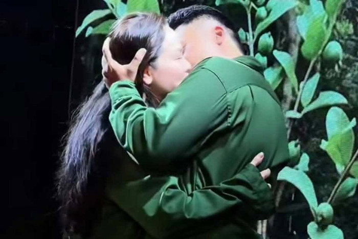 Thật ra đây chỉ là phân đoạn trong vở kịch mà Nhật Kim Anh tham gia.