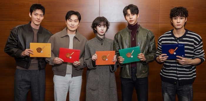 Dàn diễn viên GIFT thể hiện tinh thần đồng đội tại buổi đọc kịch bản.