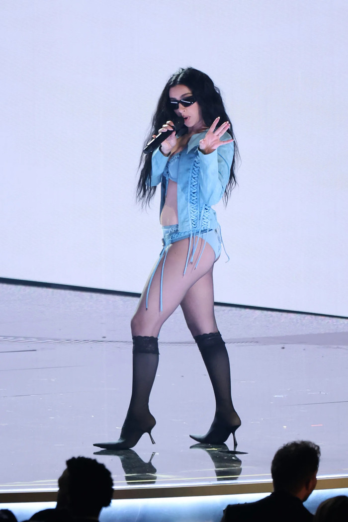 Charli XCX hủy concert vì mất giọng Ảnh 4