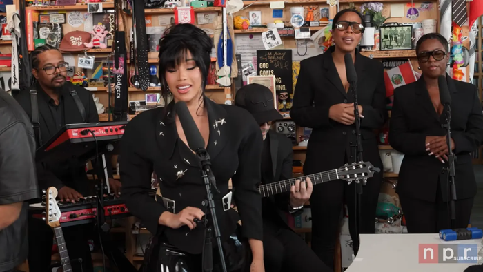 Cardi B đã có màn trình diễn đáng chú ý tại chương trình Tiny Desk Concert của NPR.