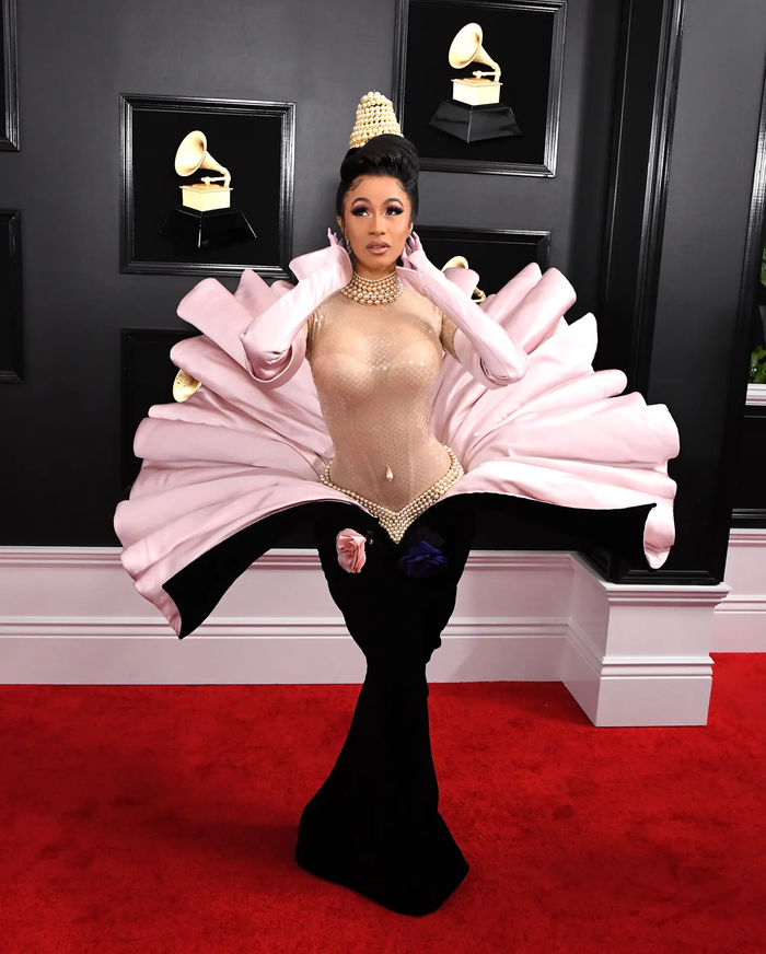 Tại lễ trao giải Grammy 2019, nữ rapper từng xuất hiện trong chiếc váy couture năm 1995 có kiểu dáng vỏ sò độc đáo.