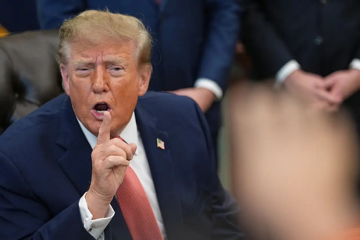 Tổng thống Donald Trump đã chỉ trích gay gắt Andrew Feinberg (Ảnh AP/Jacquelyn Martin).