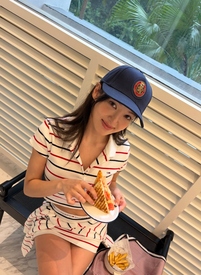Hyoyeon vẫn duy trì sức hút riêng nhờ sự năng động trong hoạt động nghệ thuật và phong cách thời trang liên tục được làm mới.