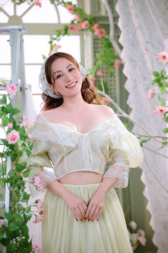 Khánh Thi khoe với chồng khi hóa thành nàng thờ nước Pháp và nhận về phản ứng khó ngờ.