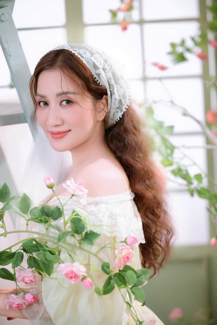 Khánh Thi gây ấn tượng với hình ảnh lấy cảm hứng từ 'nàng thơ nước Pháp'.