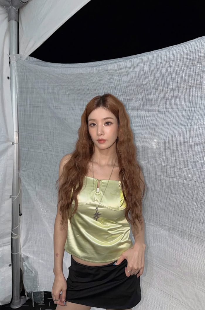 Kwon Eun Bi gây ấn tượng với vóc dáng cân đối và phong cách trẻ trung.